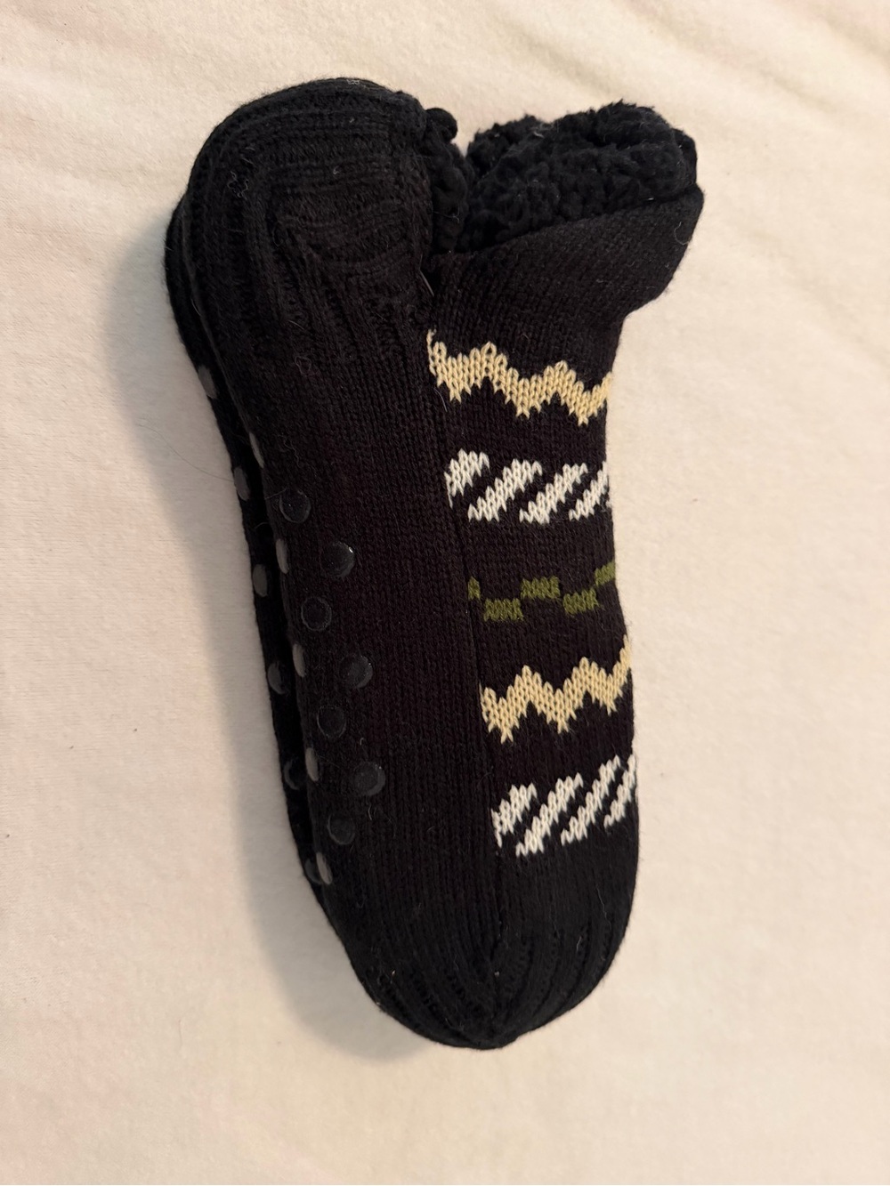 Source Unknown Black Gripper Men's Socks with Cream & Green Pattern